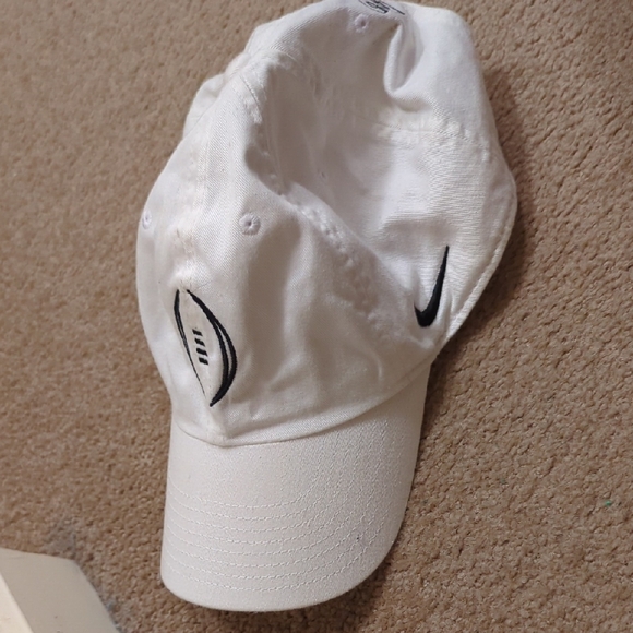 Nike White Baseball Cap - Picture 1 of 3